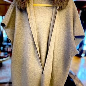 Sleevelss cashmere cape with fur
